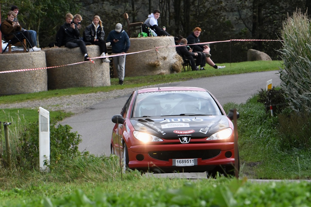 Per Christiansen og Jack Christiansen er i deres Peugeot 206 RC kun fem point efter det førende hold i DSRS-turneringen.
(Foto: Morten Dam/Specialpressen)